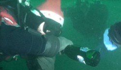На Днепропетровщине дайверы установили новогоднюю ёлку и открыли шампанское под водой - рис. 16