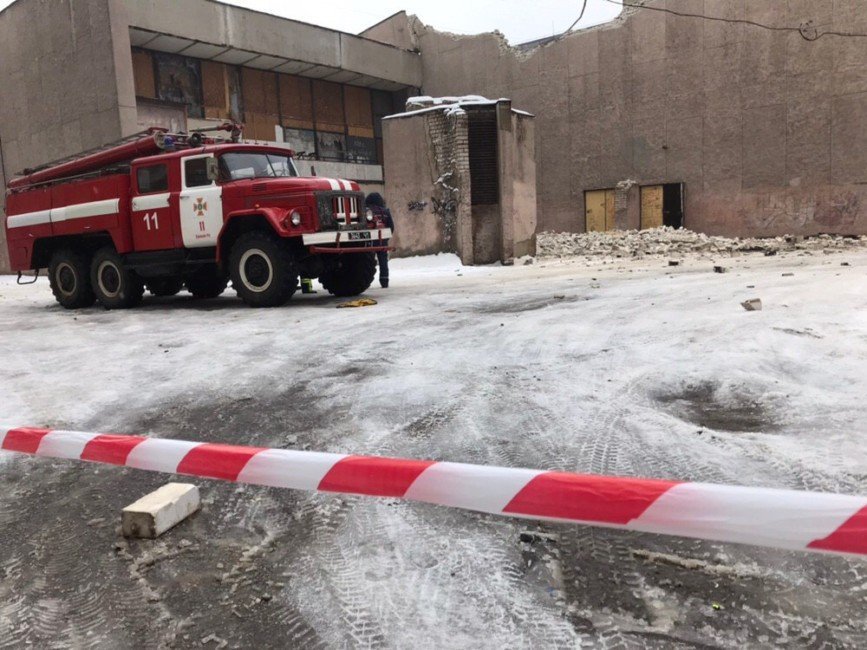 В Кривом Роге обрушилось здание кинотеатра - рис. 1