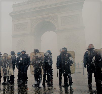 В сети появилось видео штурма Триумфальной арки в Париже - рис. 3
