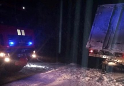 Спасатели Днепропетровщины продолжают оказывать помощь водителям на автодорогах - рис. 2