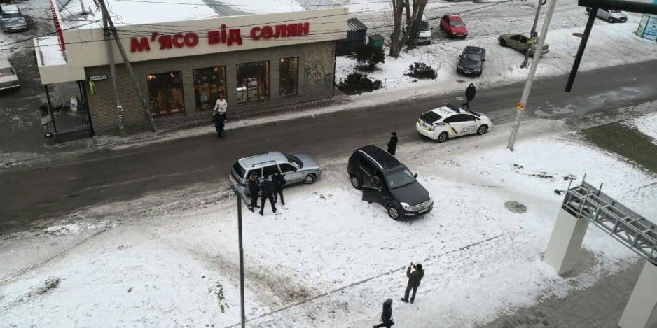 В Днепре автолюбители паркуются на территории нового сквера - рис. 1