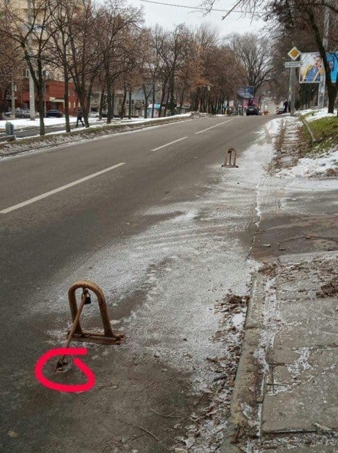 Опасное препятствие: в центре Днепра на дороге установили блокировщики парковки - рис. 1