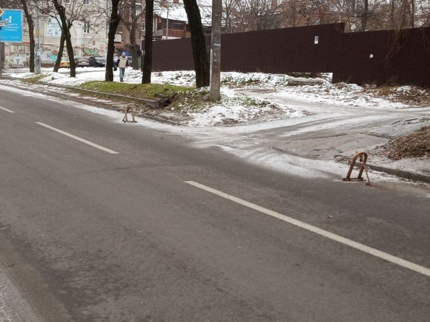 Опасное препятствие: в центре Днепра на дороге установили блокировщики парковки - рис. 2