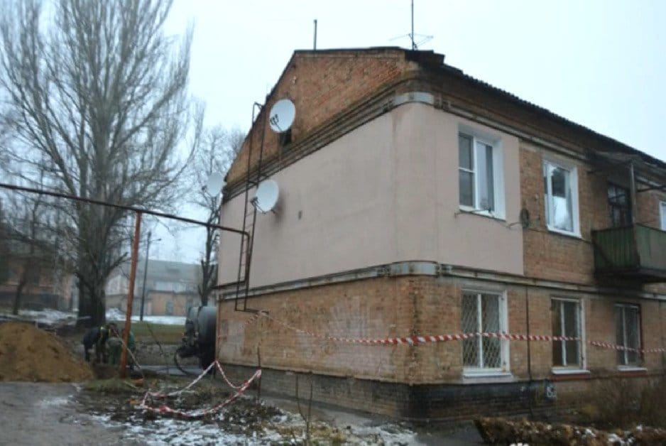 В Никополе эвакуируют людей из треснувшего дома - рис. 1