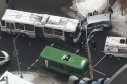 В Днепре столкнулись троллейбус и микроавтобус: есть пострадавшие - рис. 19