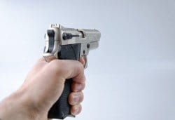 В Днепре вооруженные преступники ограбили торговую точку - рис. 17