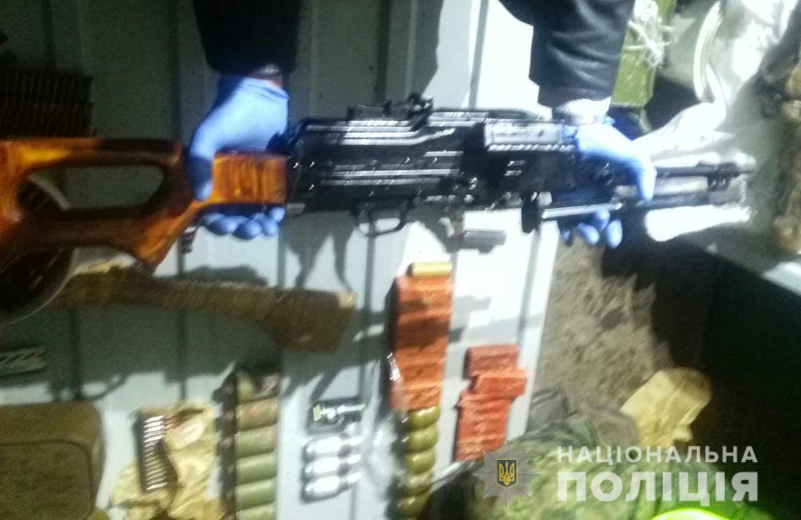 В одном из гаражей в Каменском обнаружили арсенал оружия и боеприпасов - рис. 1