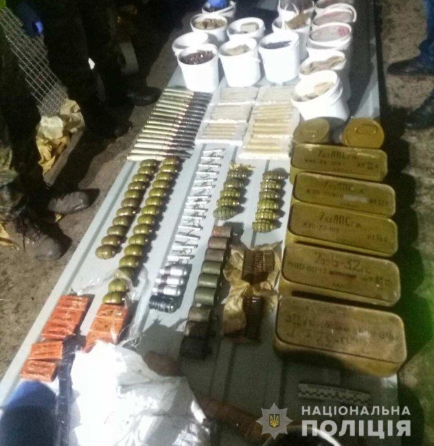 В одном из гаражей в Каменском обнаружили арсенал оружия и боеприпасов - рис. 2