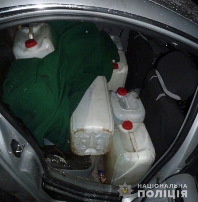 В Днепре задержали иностранца слившего 400 литров бензина из бака грузовика - рис. 2