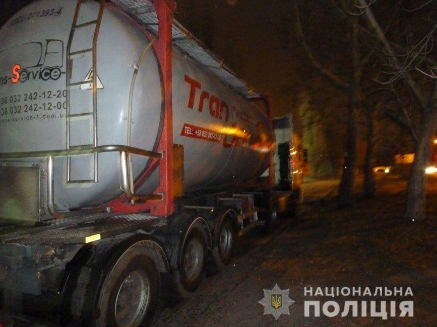 В Днепре задержали иностранца слившего 400 литров бензина из бака грузовика - рис. 1