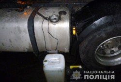 В Днепре задержали иностранца слившего 400 литров бензина из бака грузовика - рис. 15