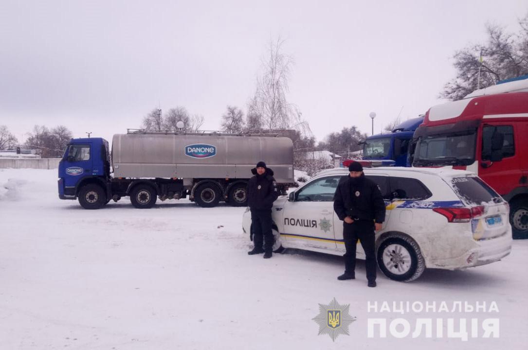 Из-за непогоды в Днепропетровской области машины стоят на трассах - рис. 1