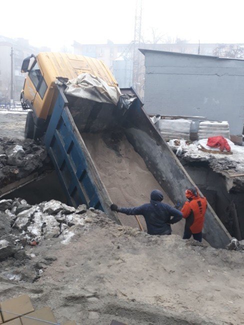 В Днепре на территории школы грузовик провалился в бомбоубежище - рис. 1