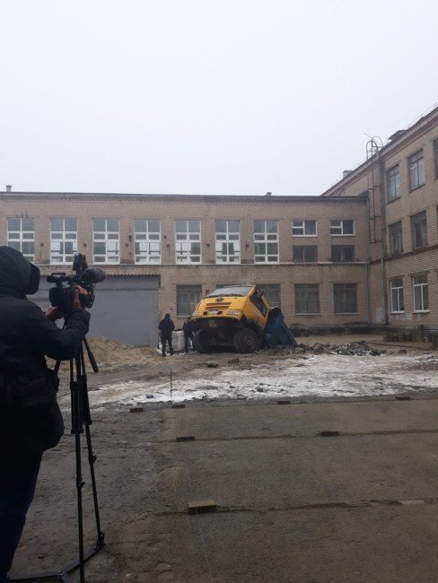 В Днепре на территории школы грузовик провалился в бомбоубежище - рис. 2