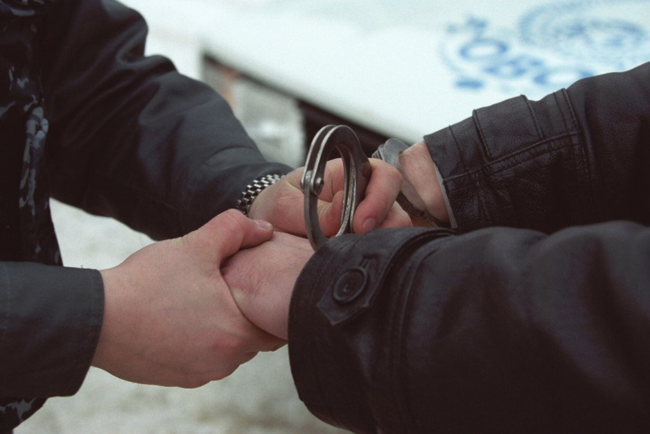 В Кременчуге пьяные полицейские ограбили и избили прохожего - рис. 1