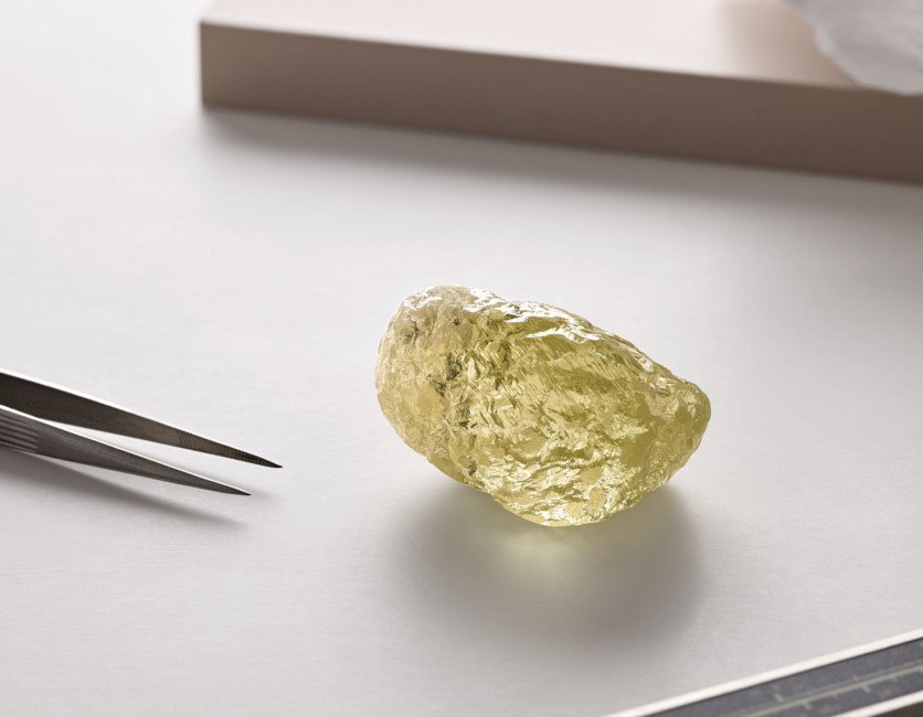 Алмаз размером с куриное яйцо – уникальная находка канадцев - рис. 1
