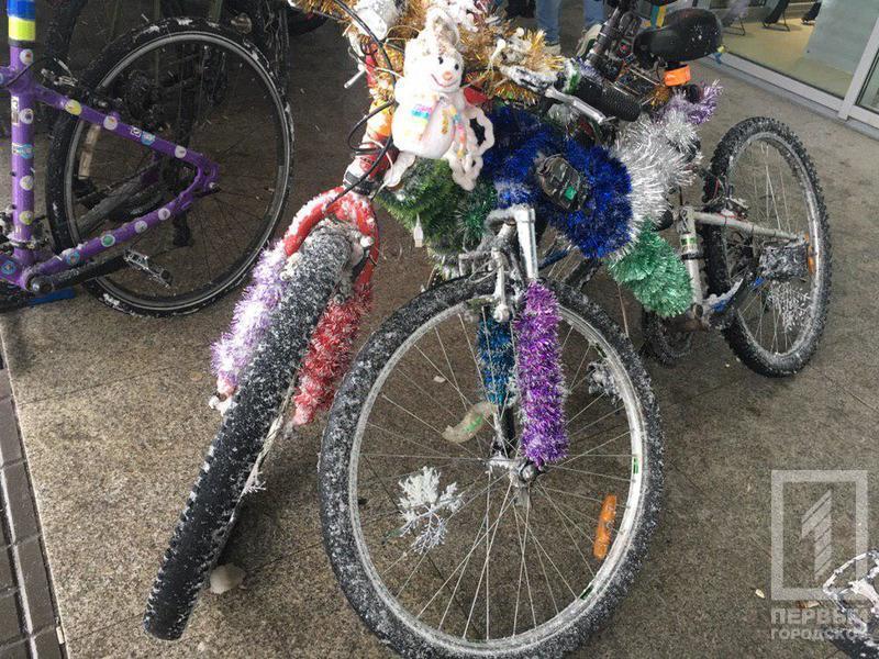 Дед Мороз на велосипеде: в Кривом Роге прошёл благотворительный велопробег - рис. 1