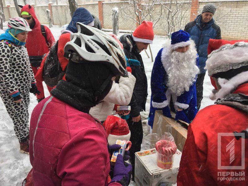 Дед Мороз на велосипеде: в Кривом Роге прошёл благотворительный велопробег - рис. 3