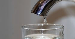вода стакан кран