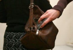 В супермаркетах Днепра орудуют мошенницы - рис. 7