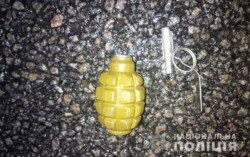 В Днепре в автомобиле мужчины полицейские нашли гранату и взрывоопасные вещества - рис. 4