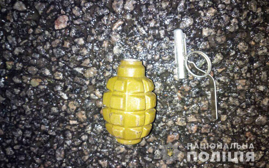 В Днепре в автомобиле мужчины полицейские нашли гранату и взрывоопасные вещества - рис. 2