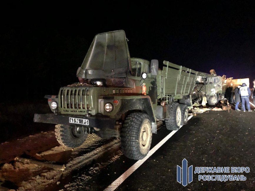 Два военных грузовика из Кривого Рога попали в ДТП: погиб человек - рис. 1