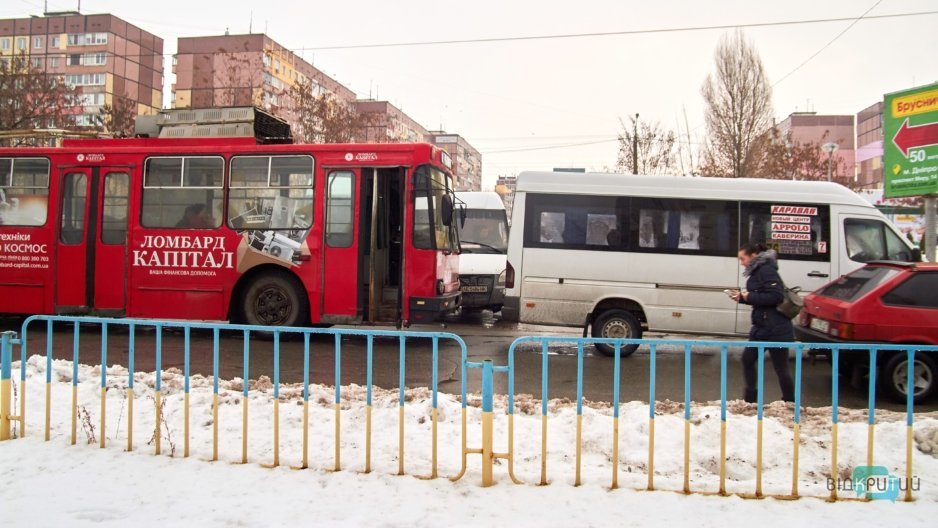 В Днепре троллейбус въехал в маршрутку - рис. 1