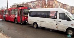 В Днепре троллейбус въехал в маршрутку - рис. 13