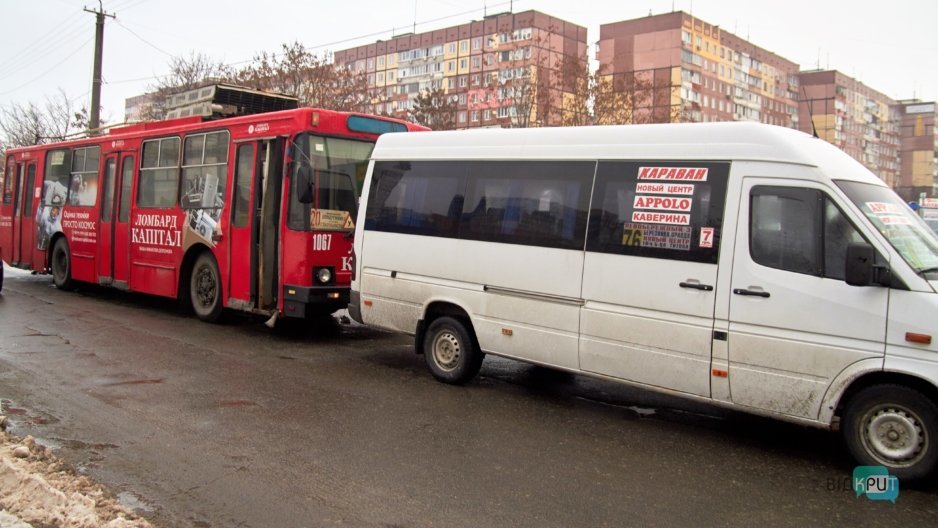 В Днепре троллейбус въехал в маршрутку - рис. 2