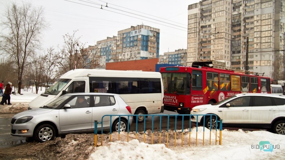 В Днепре троллейбус въехал в маршрутку - рис. 3