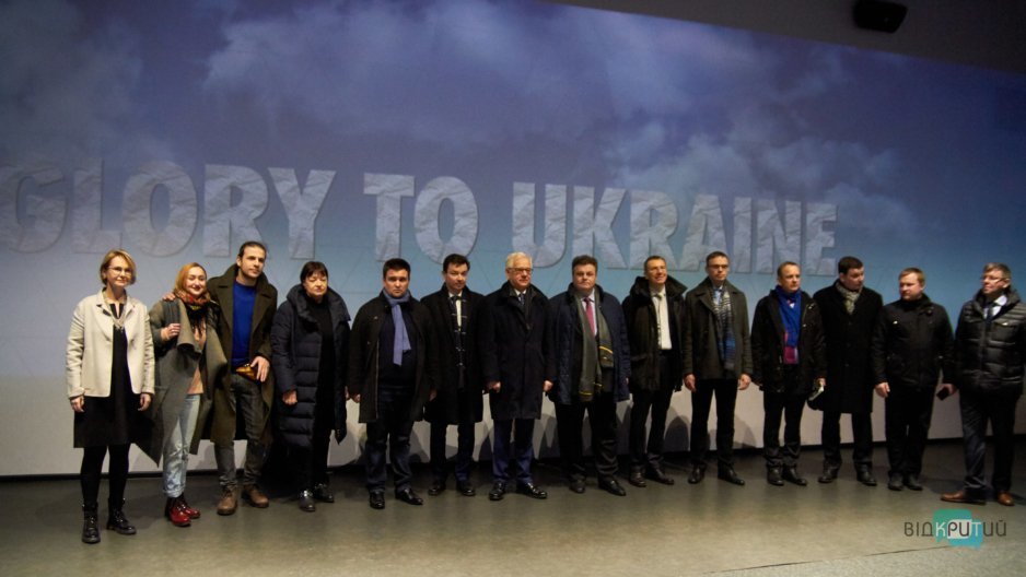 В Днепре министры иностранных дел 5 стран посмотрели документальный фильм о событиях на востоке Украины - рис. 1