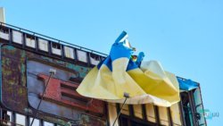 В центре Днепра вместо флага Украины повесили Анатолия Гриценко - рис. 8