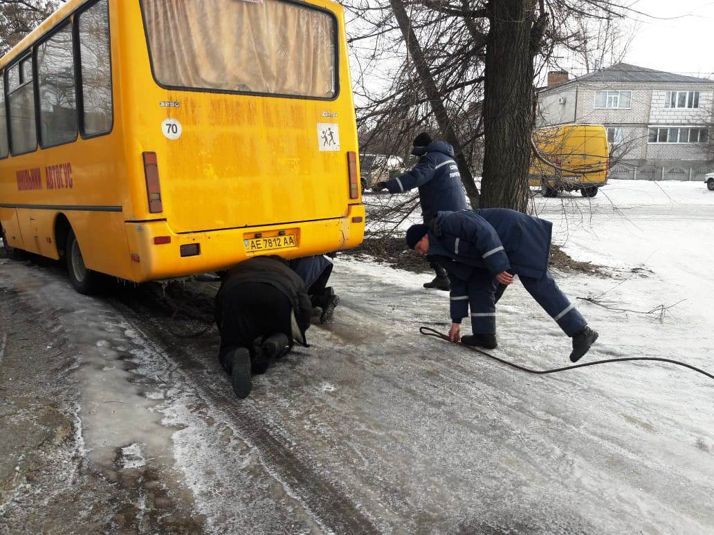 На Днепропетровщине школьный автобус попал в яму и застрял на дороге - рис. 2