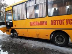 На Днепропетровщине школьный автобус попал в яму и застрял на дороге - рис. 12