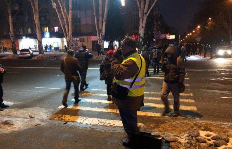 В Кривом Роге люди перекрыли дорогу в знак протеста против повышения цен на проезд В Кривом Роге люди перекрыли дорогу в знак протеста против повышения цен на проезд