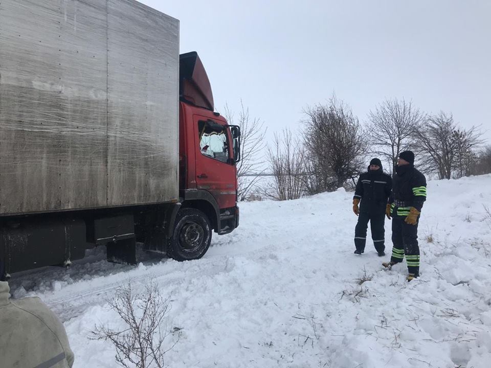 В связи с плохими погодными условиями спасатели Днепропетровщины продолжают оказывать помощь водителям - рис. 1