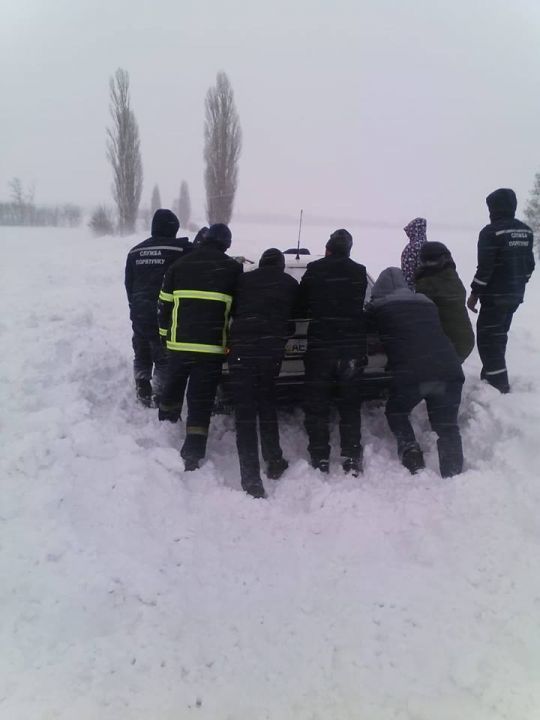 В связи с плохими погодными условиями спасатели Днепропетровщины продолжают оказывать помощь водителям - рис. 5