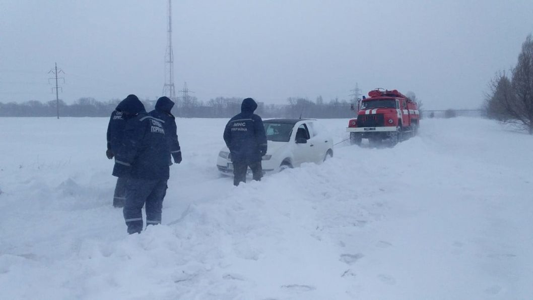 В связи с плохими погодными условиями спасатели Днепропетровщины продолжают оказывать помощь водителям - рис. 9