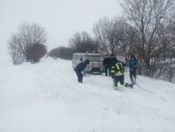 В связи с плохими погодными условиями спасатели Днепропетровщины продолжают оказывать помощь водителям - рис. 6