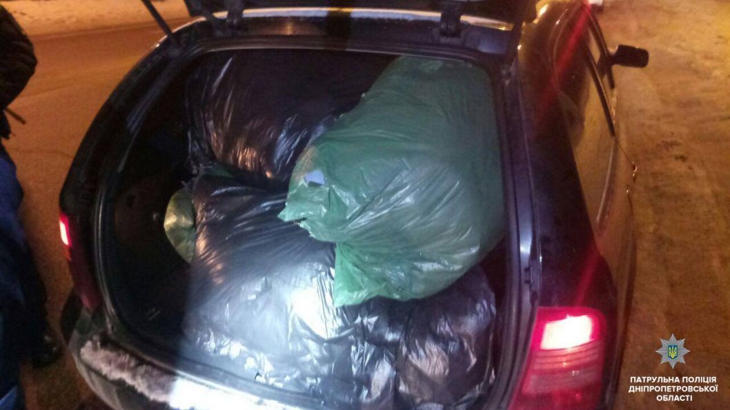 Полицейские Днепра задержали автомобиль, перевозивший 50 украденных шуб - рис. 3