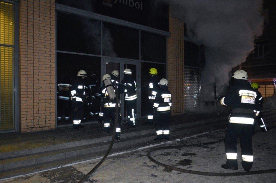 На Екатеринославском бульваре в Днепре горел торговый комплекс - рис. 8