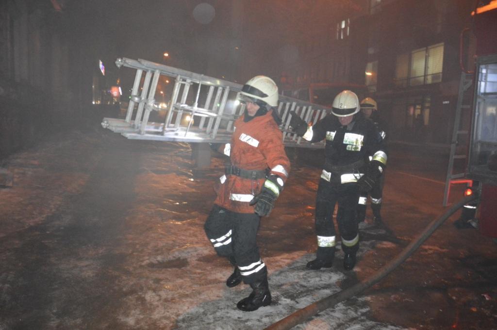 В Днепре 7 часов горел подвал: спасено два человека - рис. 2