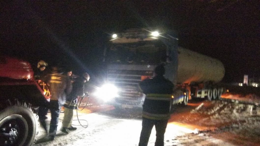 За ночь из снежного плена спасатели освободили 24 автомобиля - рис. 3