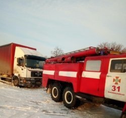 За ночь из снежного плена спасатели освободили 24 автомобиля - рис. 1
