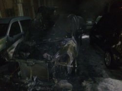 В Днепре на стоянке горел автомобиль: огонь повредил припаркованные рядом машины - рис. 14