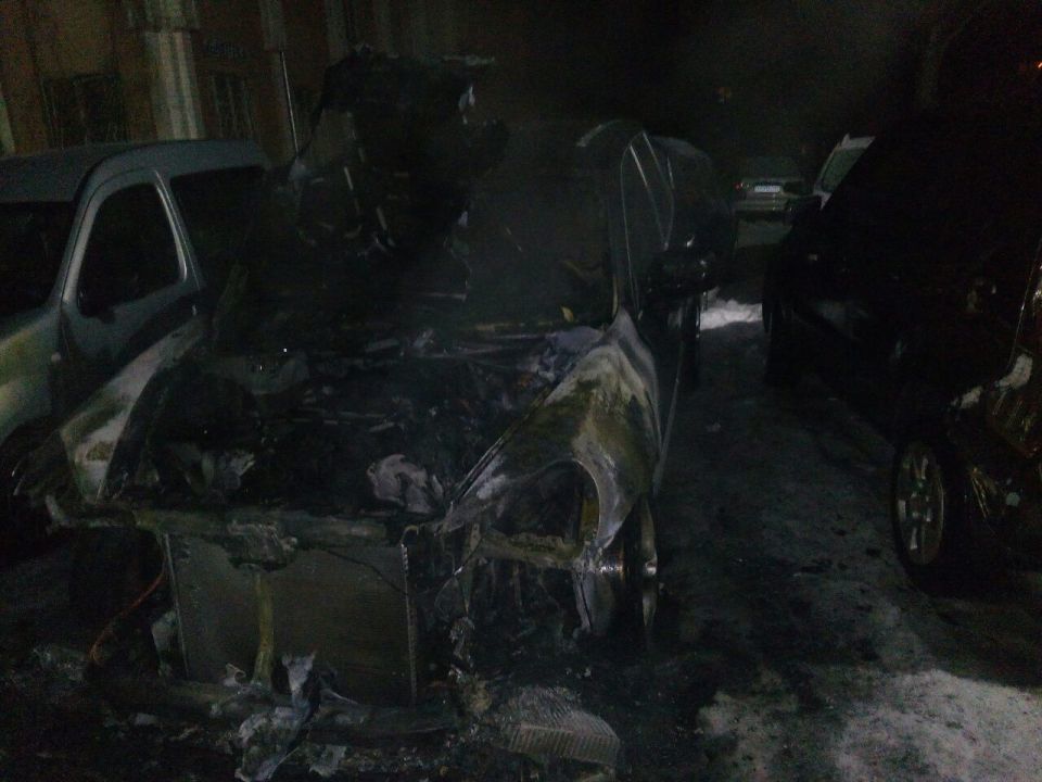 В Днепре на стоянке горел автомобиль: огонь повредил припаркованные рядом машины - рис. 1