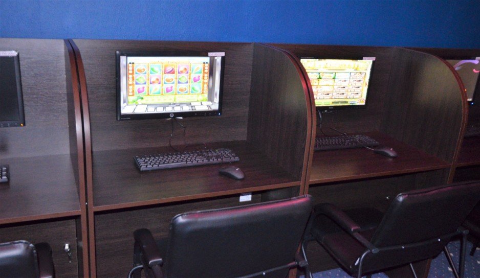 В Днепре активисты «накрыли» зал игровых автоматов у школы - рис. 5