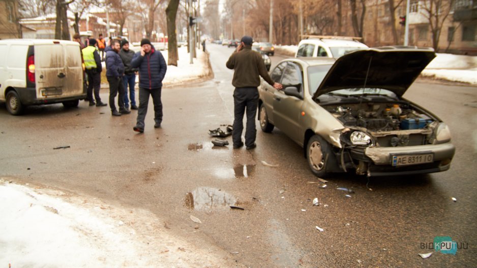 В Днепре на улице Владимира Антоновича Daewoo проехал на красный свет и врезался в Fiat - рис. 1