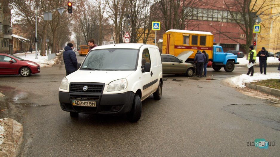 В Днепре на улице Владимира Антоновича Daewoo проехал на красный свет и врезался в Fiat - рис. 4